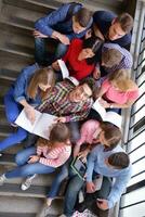 grupo de adolescentes felices en la escuela foto