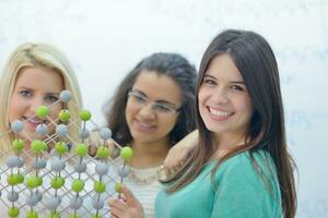 grupo de adolescentes felices en la escuela foto