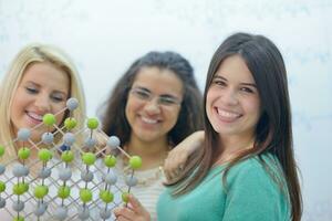 grupo de adolescentes felices en la escuela foto