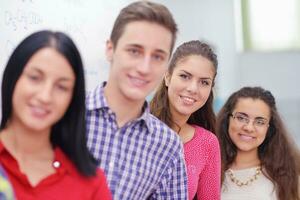 grupo de adolescentes felices en la escuela foto