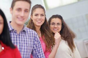 grupo de adolescentes felices en la escuela foto