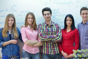 grupo de adolescentes felices en la escuela foto