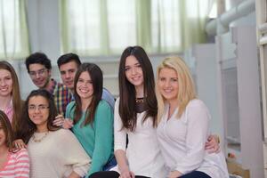 grupo de adolescentes felices en la escuela foto