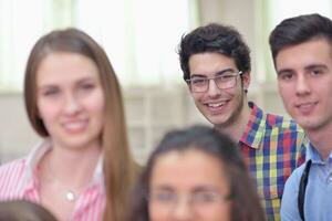 grupo de adolescentes felices en la escuela foto