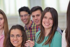 grupo de adolescentes felices en la escuela foto