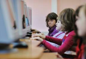 educación de ti con niños en la escuela foto