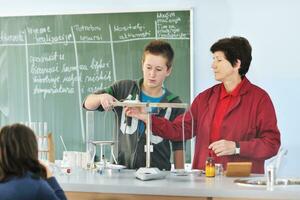 Clases de ciencias y química en la escuela. foto