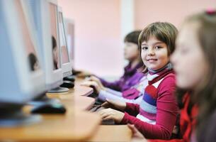 educación de ti con niños en la escuela foto