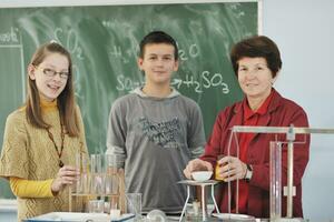 Clases de ciencias y química en la escuela. foto