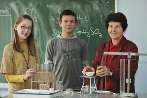 Clases de ciencias y química en la escuela. foto