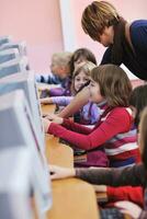 educación de ti con niños en la escuela foto