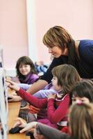 educación de ti con niños en la escuela foto