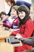 educación de ti con niños en la escuela foto