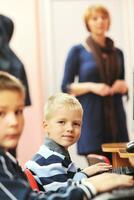 educación de ti con niños en la escuela foto