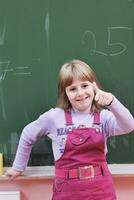 colegiala feliz en clases de matemáticas foto