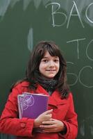 colegiala feliz en clases de matemáticas foto