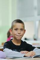 contento niño en escolar tener divertido y aprendizaje arrendamiento foto