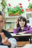 contento niño en escolar tener divertido y aprendizaje arrendamiento foto