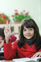 contento niño en escolar tener divertido y aprendizaje arrendamiento foto