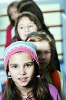 grupo de niños felices en la escuela foto