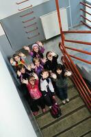 grupo de niños felices en la escuela foto