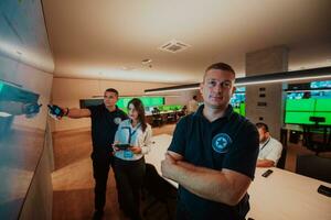 grupo de seguridad datos centrar operadores trabajando en un cctv supervisión habitación mirando en múltiple monitores oficiales supervisión múltiple pantallas para suspicaz ocupaciones equipo trabajando en el sistema controlar foto