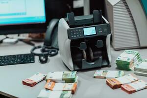 ordenado billetes metido en el mesa después eso es contado en el electrónico dinero contando máquina foto