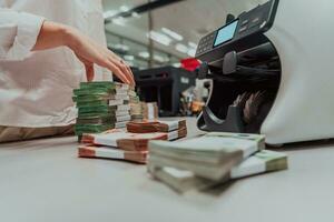 banco empleados utilizando dinero contando máquina mientras clasificación y contando papel billetes dentro banco bóveda. grande cantidades de dinero en el banco foto