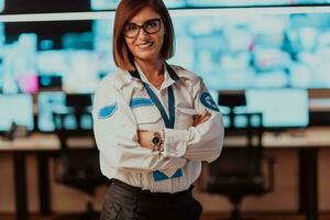 retrato de hembra seguridad operador mientras trabajando en un datos sistema controlar habitación oficinas técnico operador trabajando a puesto de trabajo con múltiple pantallas, seguridad Guardia trabajando en múltiple monitores foto