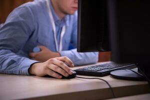 hombre de negocios que trabaja usando una computadora en la oficina de inicio foto