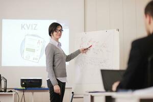 grupo de personas de negocios en seminario foto