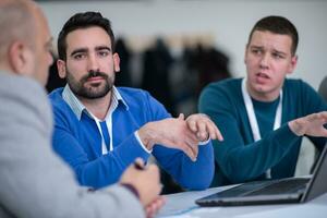 equipo de negocios de inicio en reunión en la oficina foto