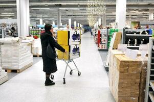 mujer joven en compras foto