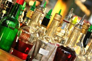 muchas botellas de alcohol foto