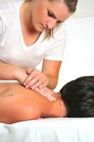 masaje de espalda en el centro de spa y bienestar foto