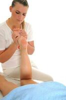 masaje de pies y piernas en el centro de spa y bienestar foto