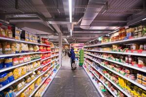 hombre de compras en un supermercado moderno foto