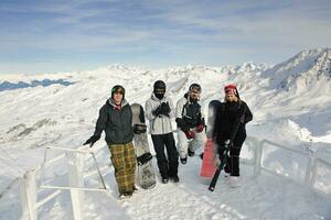 grupo de personas en la nieve en la temporada de invierno foto