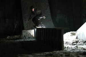 snowboarder de estilo libre salta en el aire por la noche foto