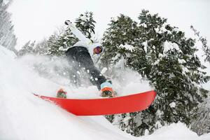 snowboarder en nieve fresca y profunda foto