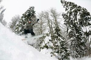 snowboarder en nieve fresca y profunda foto