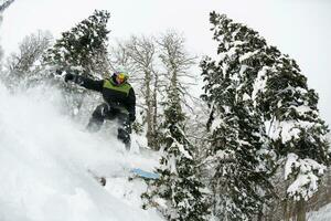 snowboarder en nieve fresca y profunda foto