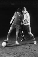 futbolistas en competencia por el balón foto