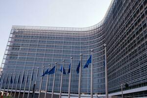 europeo banderas en frente de el berlaymont edificio foto