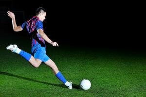 jugador de fútbol en acción foto