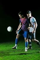 futbolistas en competencia por el balón foto