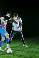 futbolistas en competencia por el balón foto