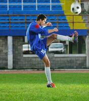 jugador de fútbol en acción foto