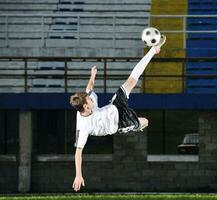 jugador de fútbol en acción foto