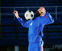 jugador de fútbol en acción foto